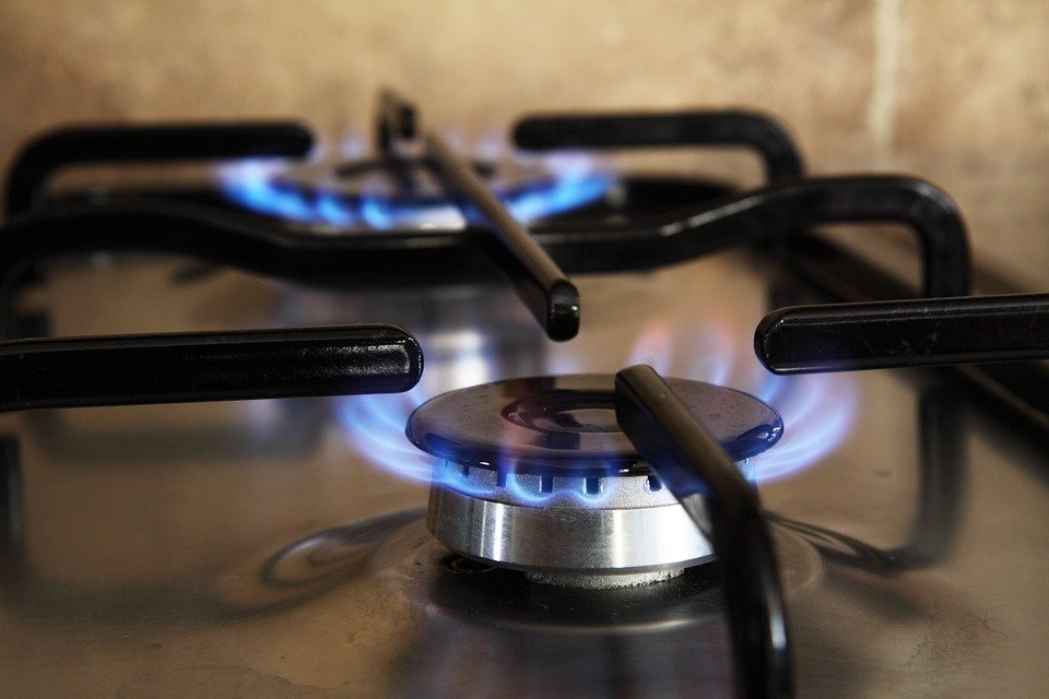 Gas stovetop with a low flame