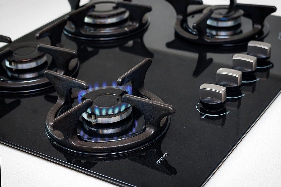 Gas stovetop with a low flame
